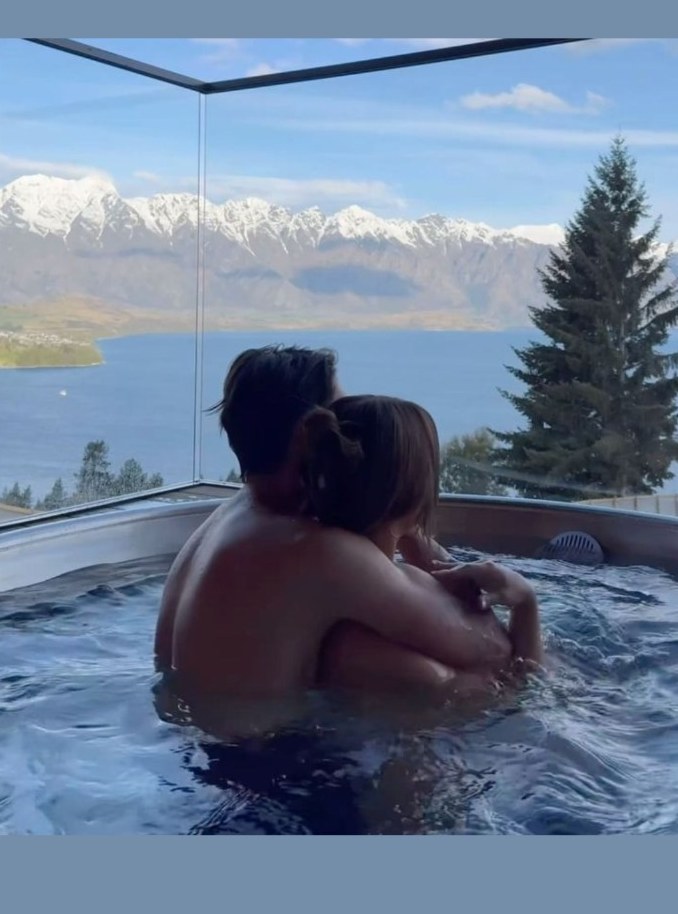 Casal a contemplar a montanha desde a jacuzzi